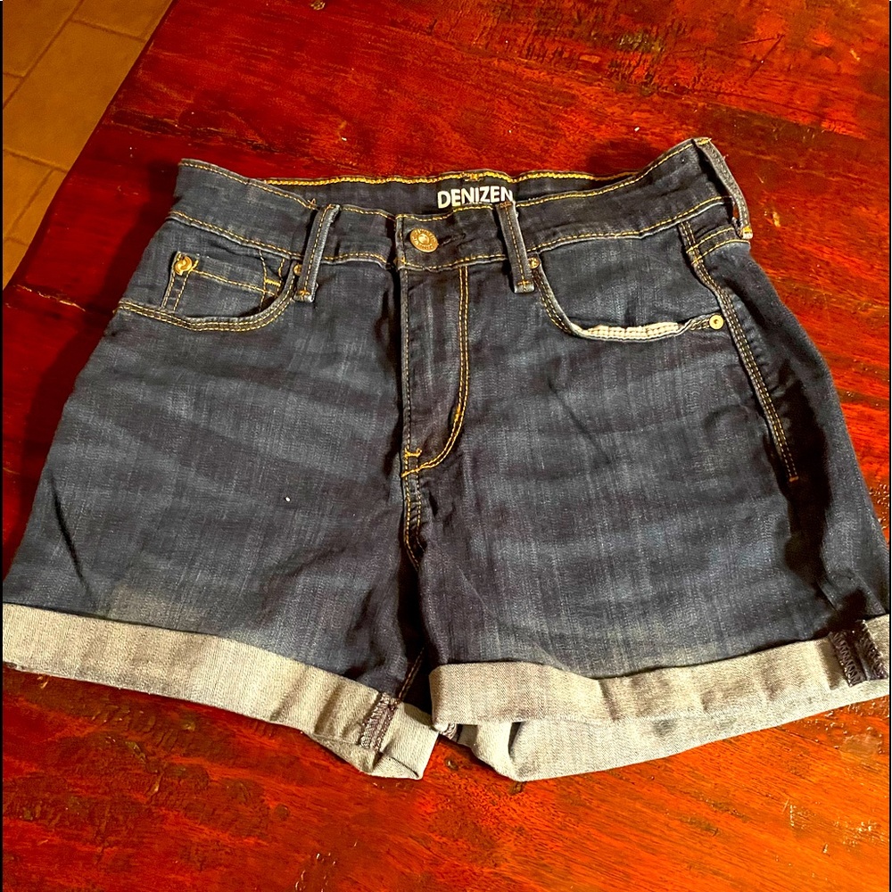 Women LEVI  DENIZEN jean shorts. High rise size 2. Waist 26.